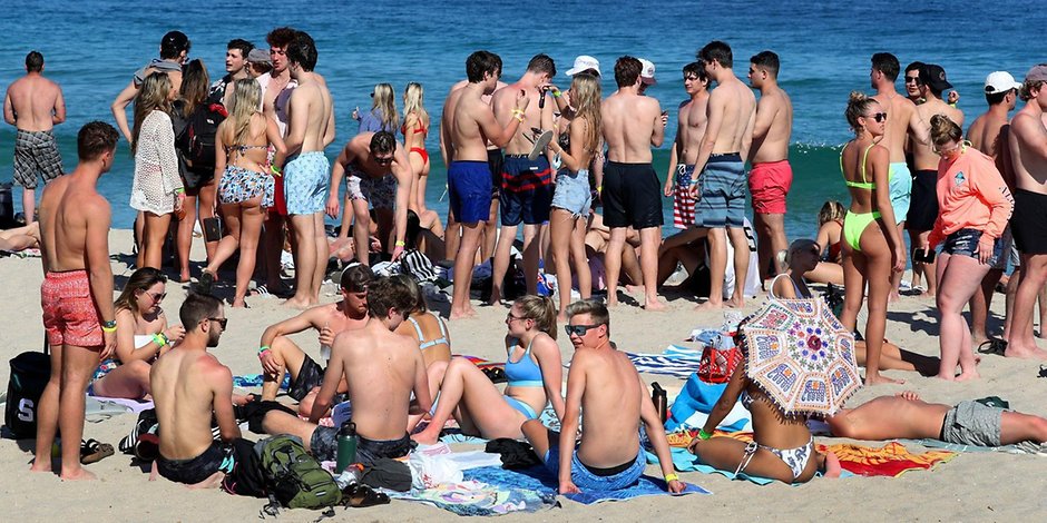 Pandemie? Ihnen doch egal! Junges Partyvolk feiert Spring Break am Strand.