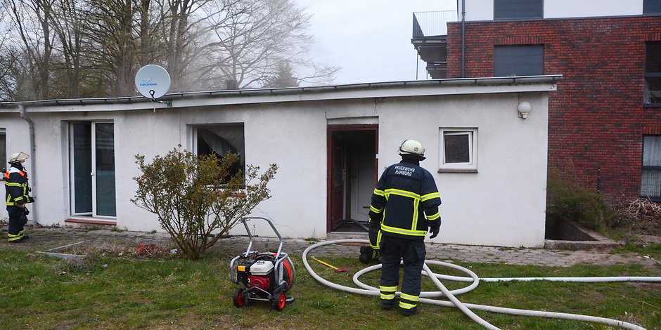 Die Feuerwehr Hamburg wurde zu einem brennenden Bungalow nach Jenfeld gerufen.