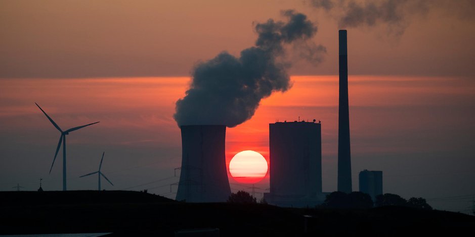 Die Sonne geht hinter dem Kohlekraftwerk Mehrum im Landkreis Peine auf. Drei deutsche Werke sollen bis Ende des Jahres stillgelegt werden.