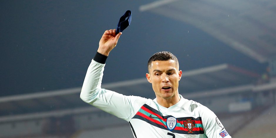Der wütende Cristiano Ronaldo ist dabei, seine Kapitänsbinde wegzuwerfen