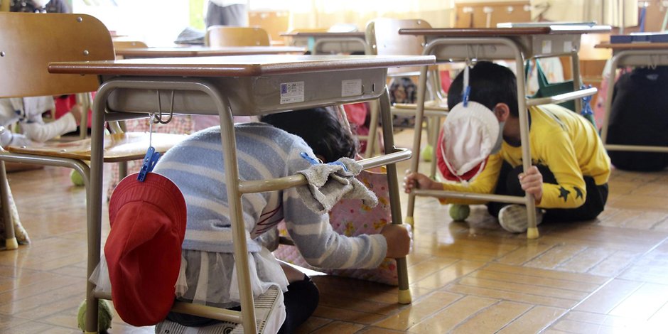Grundschüler üben den Erdbeben-Notfall.