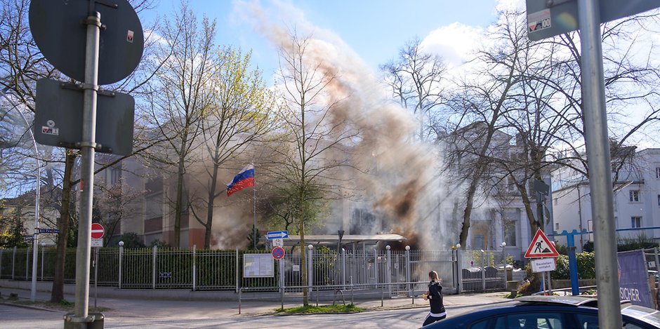 Die Rauchbomben am russischen Generalkonsulat in Hamburg.