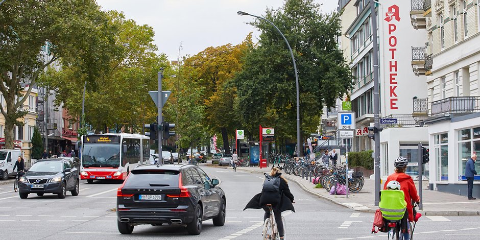 Radfahrer und Autos überqueren die Kreuzung Osterstraße/Schulweg in Eimsbüttel.