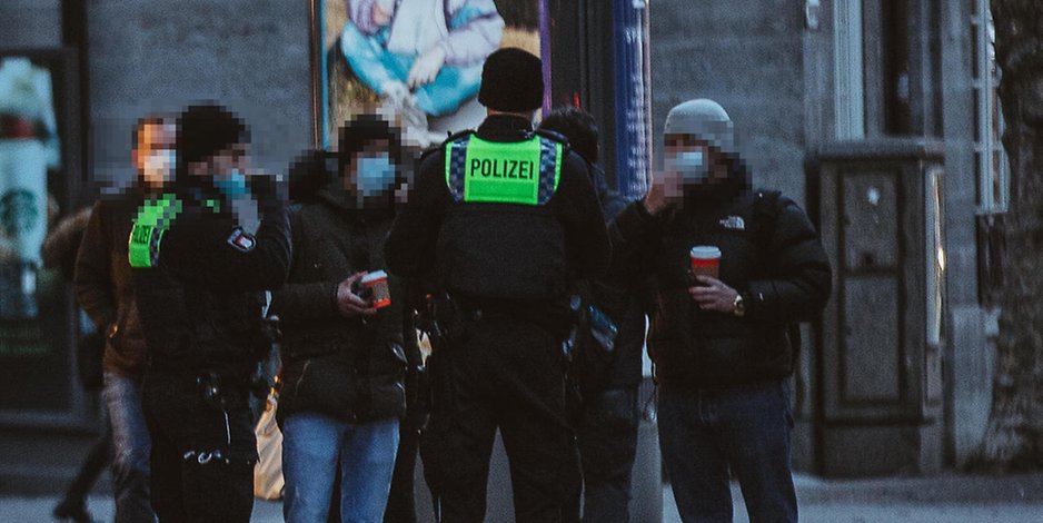 Ohne Maske kostet der Kaffee unterwegs schnell mal 150 Euro mehr. Hier kontrollieren Polizeibeamte in der „Mö“.