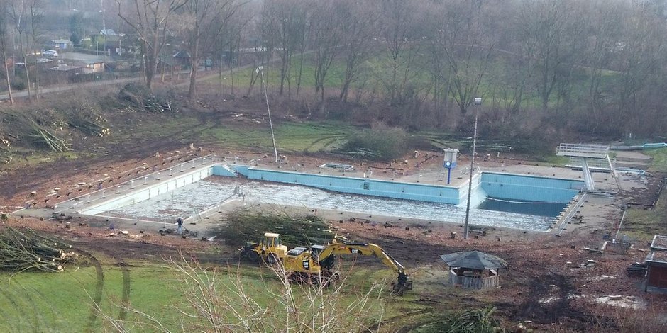 Die Abriss-Arbeiten am Aschberg Bad haben begonnen – noch ist keine adäquate Alternative gefunden. 