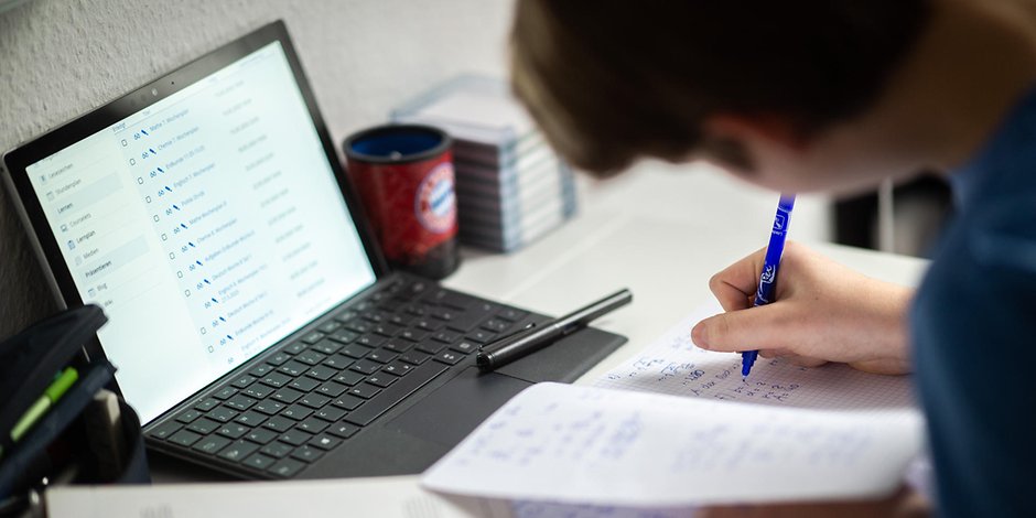 Ein Schüler sitzt in seinem Zimmer am Schreibtisch und erledigt Aufgaben im Rahmen des Homeschooling. Nicht alle Schüler in Hamburg lernen so brav vor dem Laptop. (Archivbild)