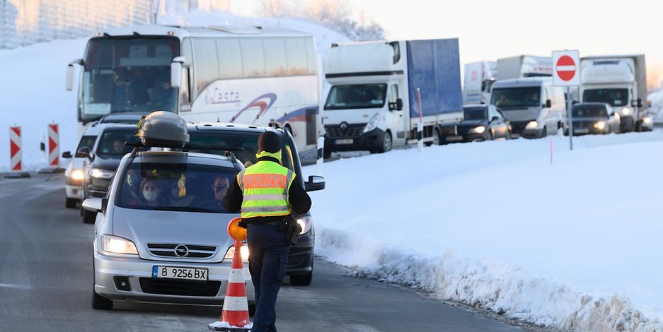 Autos und Lkw aus Tschechien stehen an der Grenzkontrolle Schlange.
