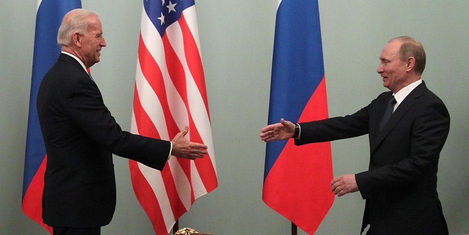 Damals noch als Vizepräsident: Joe Biden (l.) und Präsident Wladimir Putin im Jahr 2011.