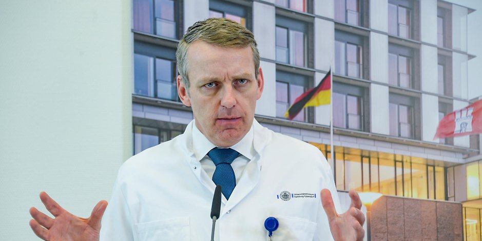 Auf den Intensivstationen in Hamburg werden immer häufiger junge Leute und Schwangere eingeliefert. Intensivmediziner Stefan Kluge spricht von einer „angespannten Lage“.