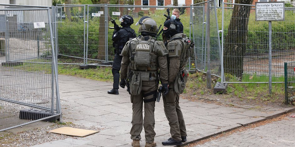 Schwer bewaffnete SEK Beamte vor dem Haus in Wandsbek.