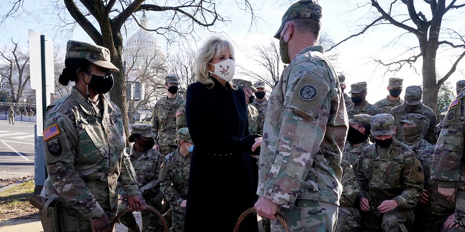Die First Lady, Jill Biden, überrascht die Nationalgarde am Kapitol mit einem Korb Schokoladenkeksen.