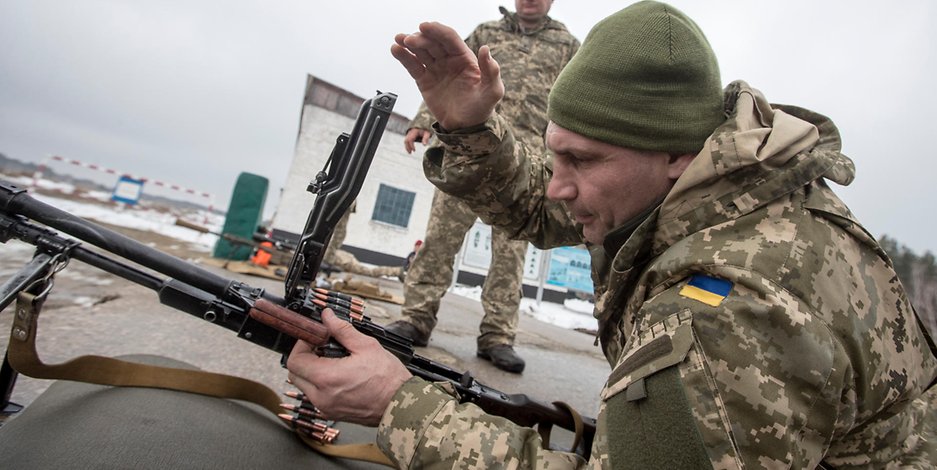 Vitali Klitschko bei einer Militärübung auf einem Schießplatz