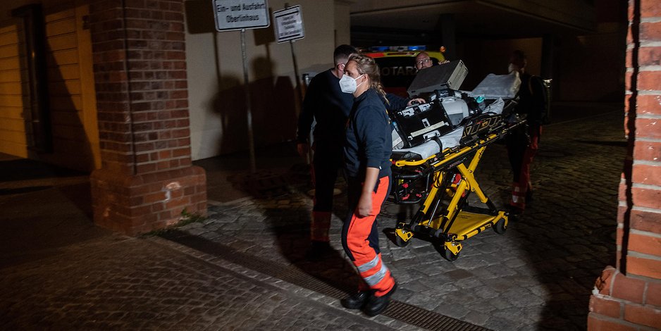 Sanitäter verlassen das Gelände der Oberlinklinik. In einer Potsdamer Klinik sind vier Leichen gefunden worden.