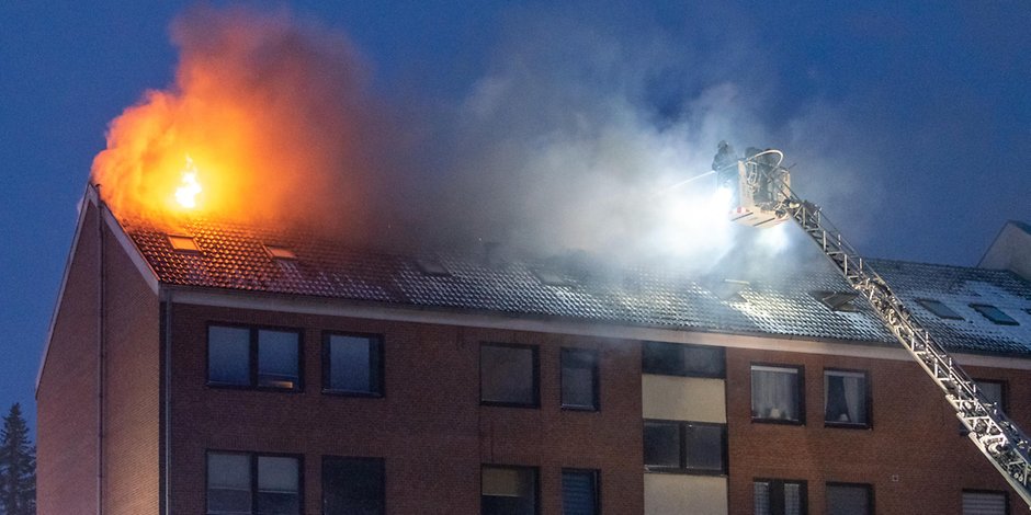 Am Sonntagnachmittag wurde die Feuerwehr in Buchholz zu einem Dachstuhlbrand alarmiert.