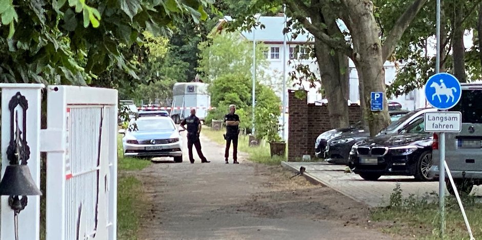 Juni 2020: Polizisten sperren die Zufahrt zum Reiterhof ab.