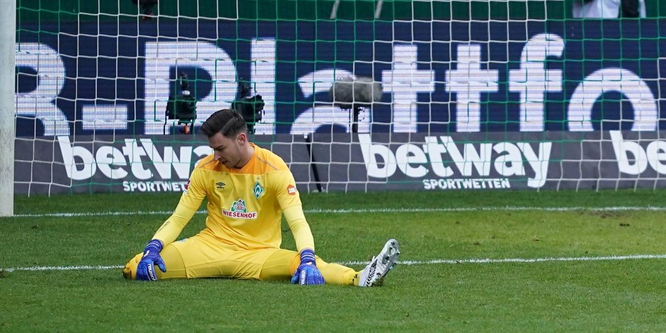 Werder-Keeper Jiri Pavlenka nach dem 0:2 am Boden