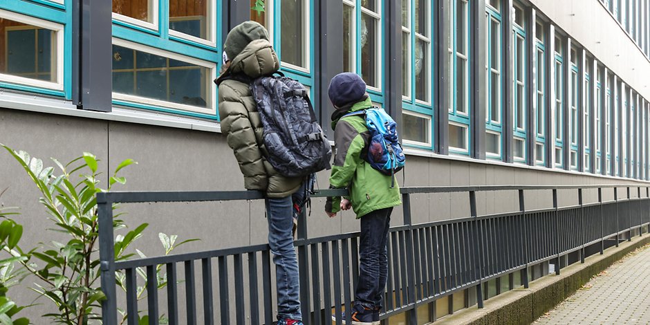 Ab einer Inzidenz von 200 können Hamburgs Schüler ihre Schule nur noch von außen betrachten. (Symbolbild)