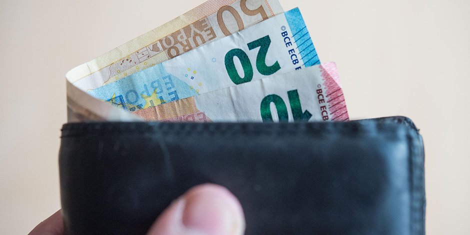 Der Finder gab die Geldbörse mit 3000 Euro bei der Polizei ab. (Symbolfoto)