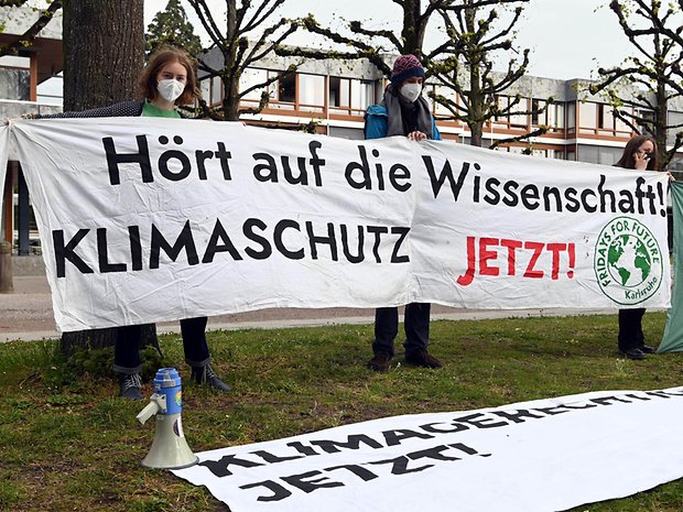 Mitglieder von „Fridays for Future“ demonstrieren in Karlsruhe vor dem Bundesverfassungsgericht.
