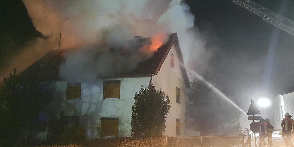 Ein Feuer in einem Einfamilienhaus hat eine 70-Jährige das Leben gekostet. (Symbolbild) 