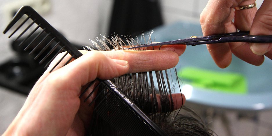 Haarschnitt beim Friseur. (Symbolfoto)
