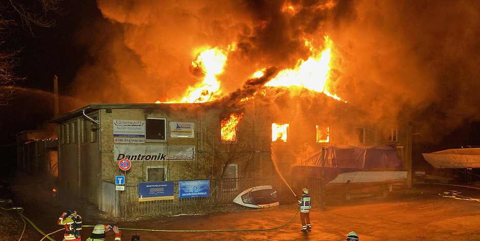 Meterhoch schlugen die Flammen aus dem Bootshaus in Flensburg.