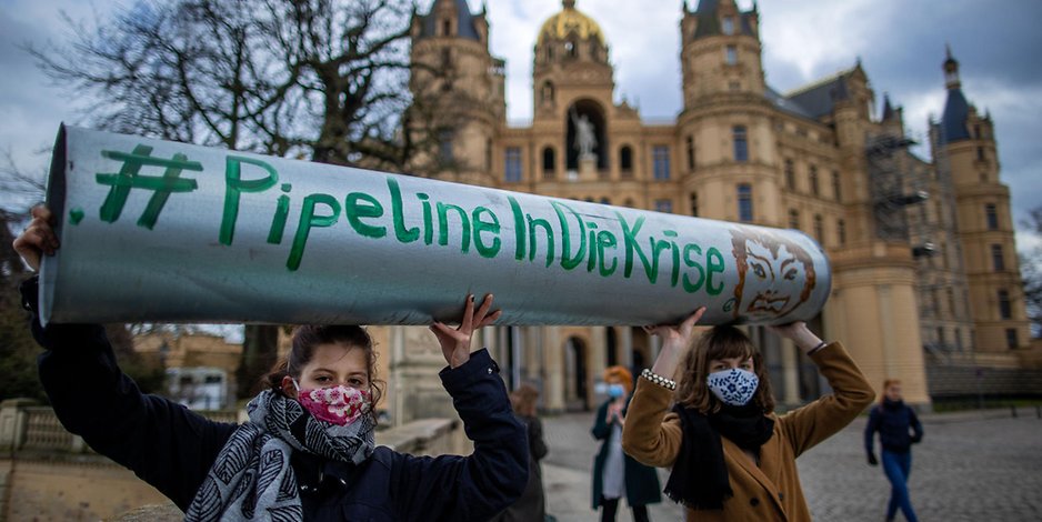 Mitglieder der Bewegung Fridays for Future protestieren mit einer symbolischen Rohrleitung gegen den Weiterbau der Gaspipeline Nord Stream 2. (Symbolfoto)
