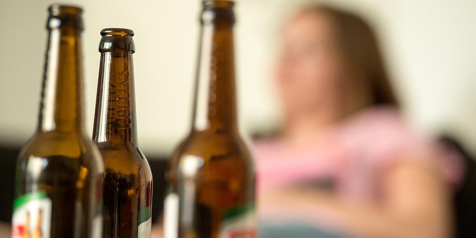 Die Corona-Pandemie macht vielen Menschen psychisch zu schaffen — einige greifen öfter zum Alkohol. (Symbolbild)