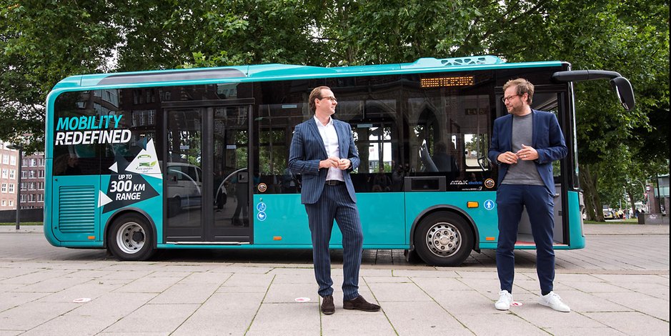 Henrik Falk (l), Vorstandsvorsitzender der Hamburger Hochbahn, und Anjes Tjarks (Bündnis90/ Die Grünen), Verkehrssenator von Hamburg haben schon im vergangenen Sommer einen Midibus präsentiert, der dann eine Woche getestet wurde. Ende 2022 sollen laut Plan die ersten Exemplare durch Hamburg rollen.
