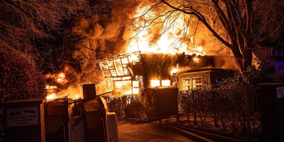 Die Bootshalle am Ratsmühlendamm in Fuhlsbüttel stand beim Eintreffen der Feuerwehr bereits lichterloh in Flammen. 