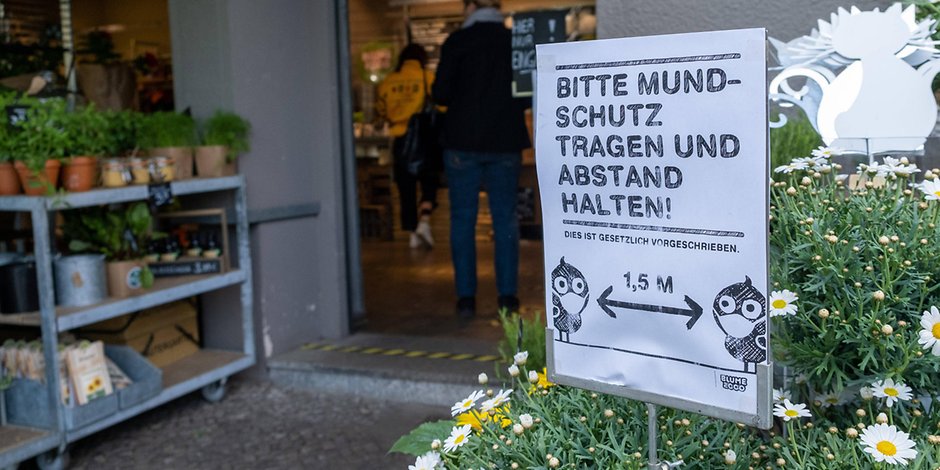 Irreführende Schilder über ihrem Blumenladen machen Britta Bayer aus Norderstedt plötzlich zur Ansprechpartnerin für Impftermine. (Symbolbild)