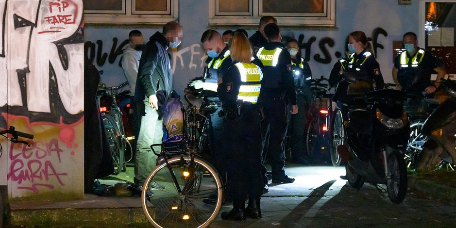 Die Hamburger Polizei konnte zwei mutmaßliche Fahrrad-Diebe auf frischer Tat ertappen.