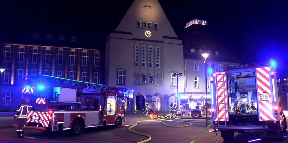 Einsatzkräfte der Feuerwehr am Rathaus in Delmenhorst.