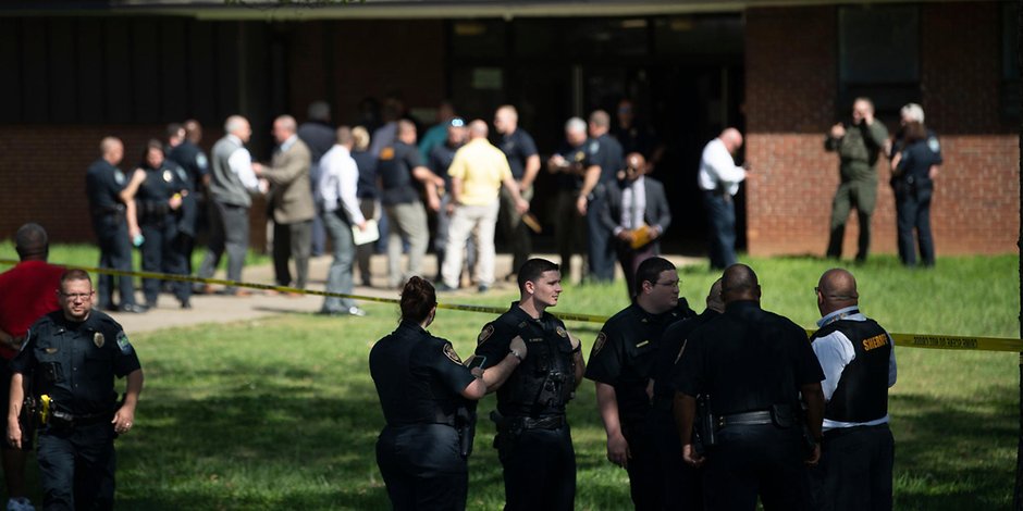 Polizisten stehen nach einem Schusswaffenangriff vor der Austin-East Magnet High School.