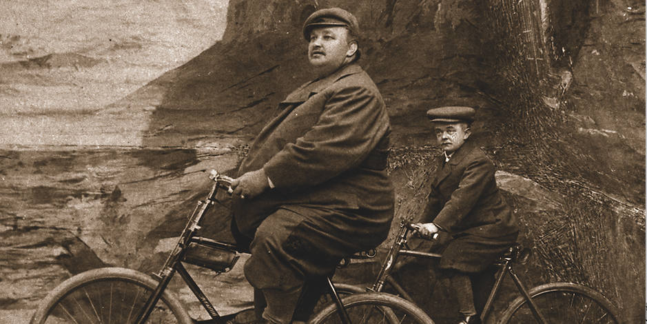 So wurde er berühmt: Als der „schwerste Radfahrer der Welt“ trat er in seinen Shows gerne auf – gemeinsam mit Peter Hansen, einem „Liliputaner“, wie es damals hieß. Beide konnten auf dem Drahtesel erstaunliche Kunststücke. Ein Foto aus dem Jahr 1898.