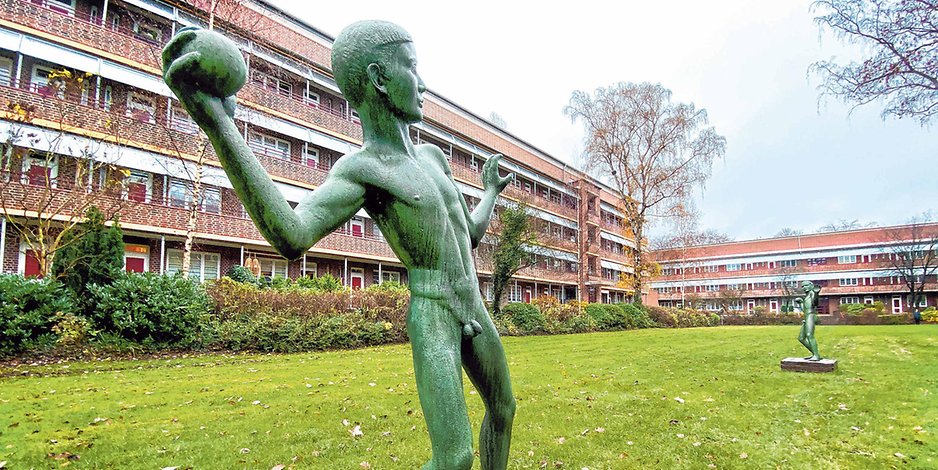 Skulpturen und Grünflächen – typisch für die Wohnanlagen aus den 1920er Jahren in Dulsberg.