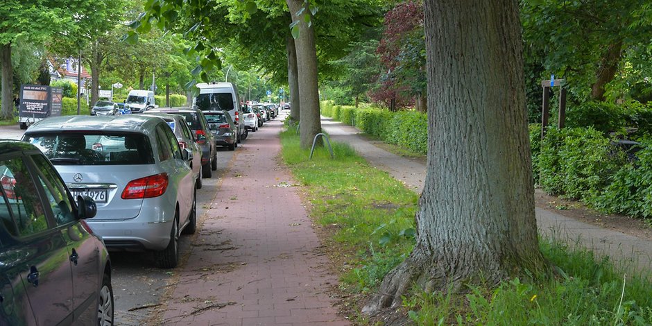 Auf der Tangstedter Landstraße sollten knapp 200 Parkplätze dem Ausbau des Radweges zum Opfer fallen.