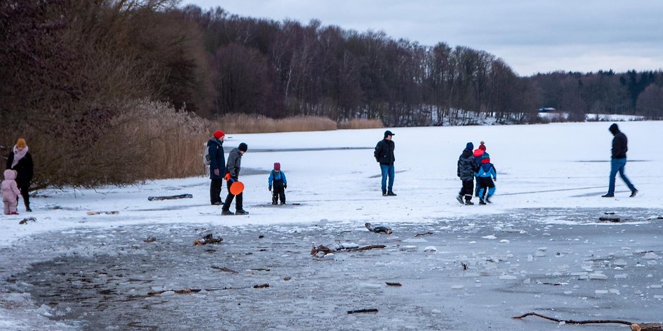 Lebensgefährlich: Am Mittwoch gingen mehrere Personen samt Kindern auf das Eis im Öjendorfer Park.