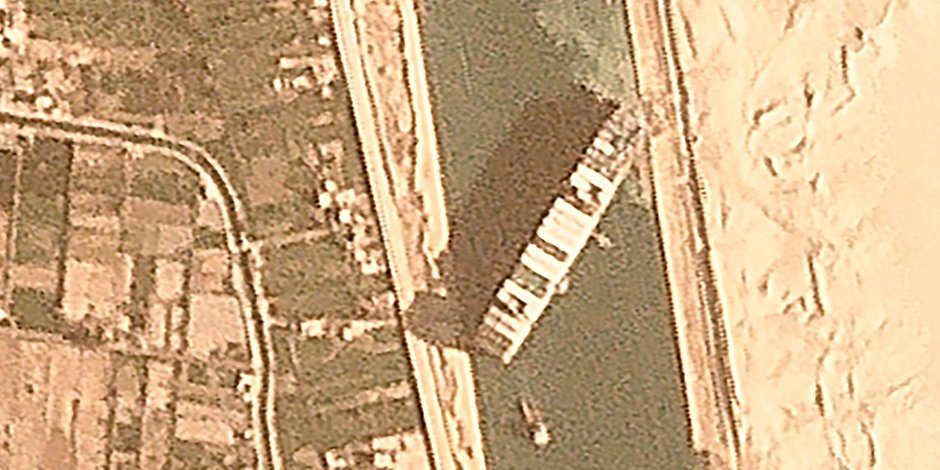Das Satellitenbild zeigt das im Suezkanal querliegende Frachtschiff Ever Given.