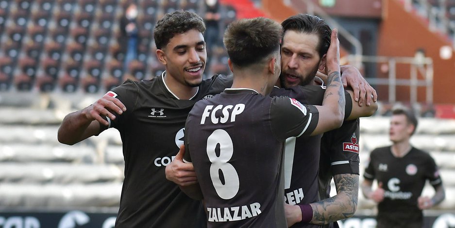 Omar Marmoush, Rodrigo Zalazar und Guido Burgstaller bejubeln ein Tor gegen Darmstadt.