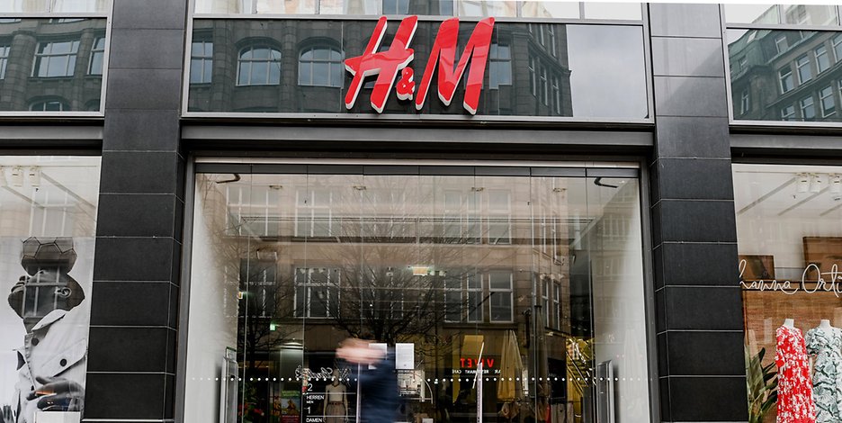 Die Modekette H&M will 800 Stellen in Deutschland abbauen — darunter auch einige in Hamburg.