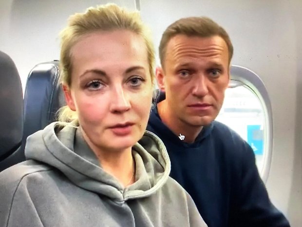 Alexej Nawalny und seine Ehefrau Julia sitzen in einem Flugzeug der Fluggesellschaft „Pobeda“, um nach Moskau zu fliegen.