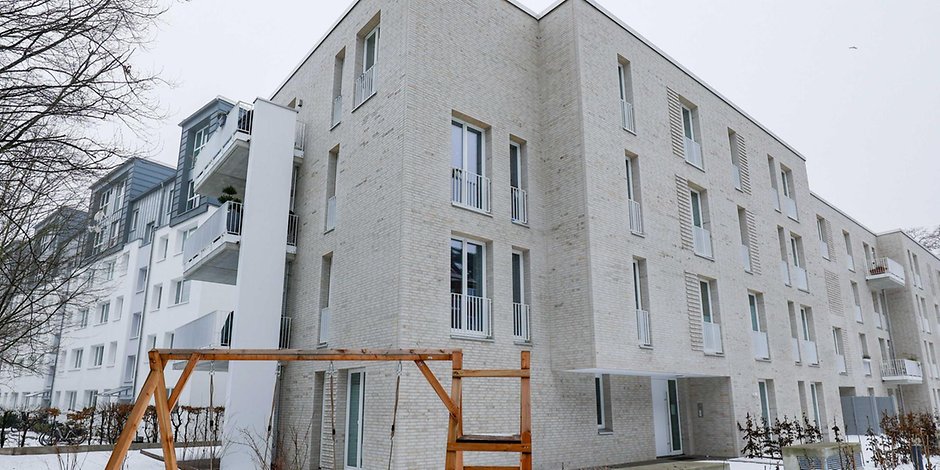 Dieser schlichte hellen Neubau mit 21 Eigentumswohnungen in Eilbek wurde in einen Innenhof gebaut.