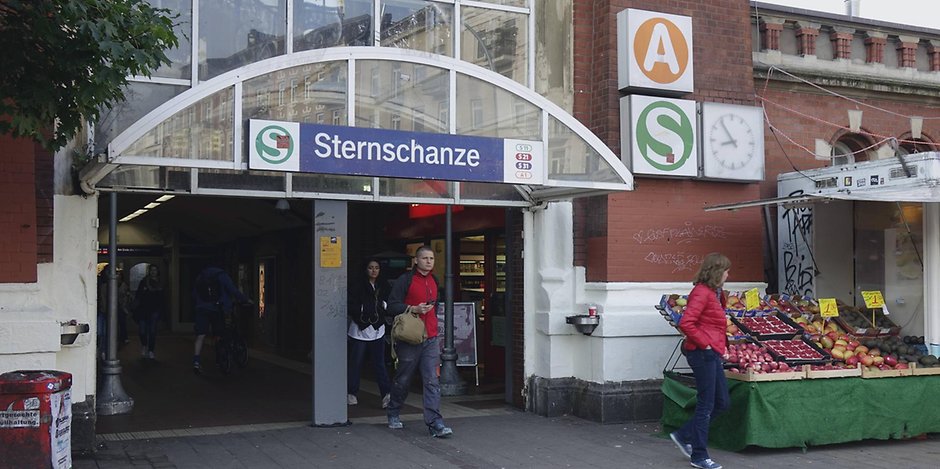 Der Eingang zum S-Bahnhof Sternschanze. (Symbolfoto)
