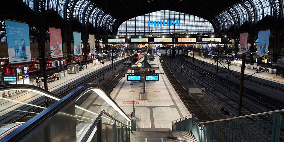 Der menschenleere Hauptbahnhof kurz vor Beginn der nächtlichen Ausgangssperre um 21 Uhr
