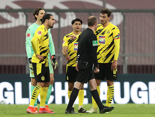 Die Dortmunder Spieler um den gefoulten Emre Can (l.) waren mit der Entscheidung von Schiedsrichter Marco Fritz gar nicht einverstanden.