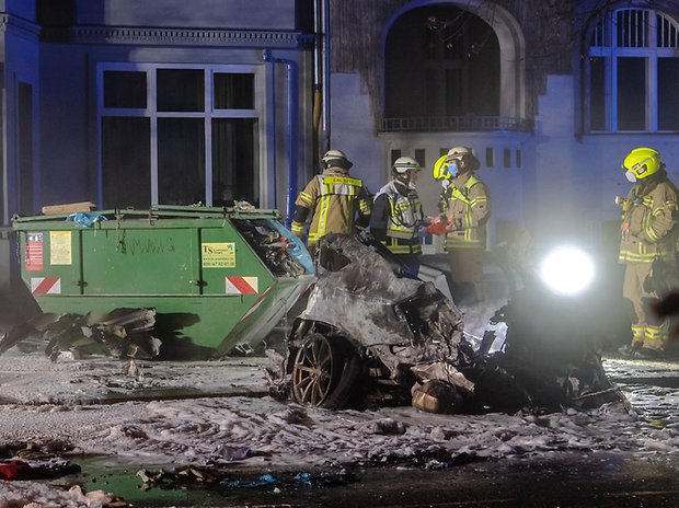 Bei einem Autounfall in Berlin sind zwei Menschen ums Leben gekommen.
