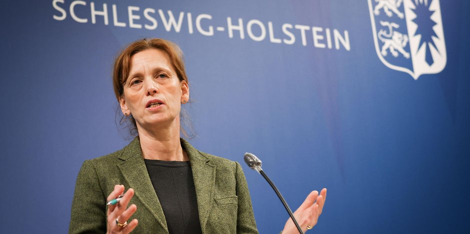 Bildungsministerin Karin Prien steht unter Druck: Die SPD fordert ihre Ablösung.