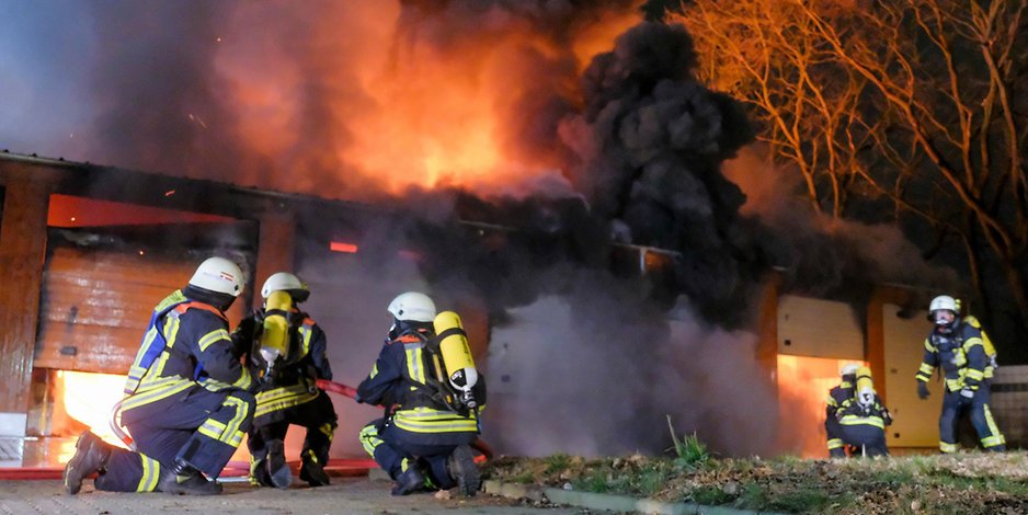Die Einsatzkräfte der Feuerwehr hatten beim Brand in Barsbüttel alle Hände voll zu tun.