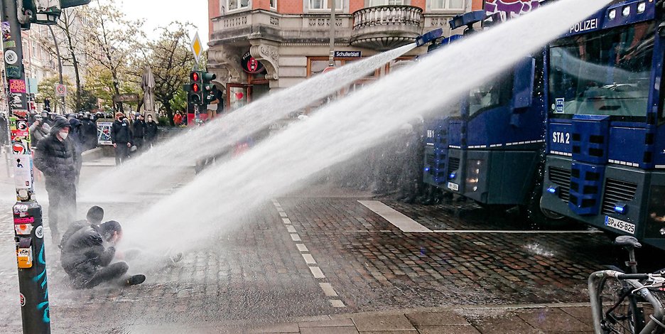 Wasserwerfer gegen Demonstranten vor der Roten Flora am 1. Mai 2021.